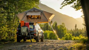 Un camping paisible dans une clairière.
