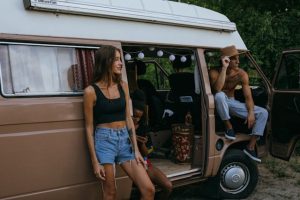 Le site de camping idéal pour les jeunes en France, offrant divertissements et atmosphère conviviale