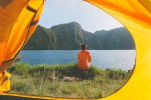 Le site de camping proposant un étang de pêche en Vendée, parfait pour des moments de détente en plein air